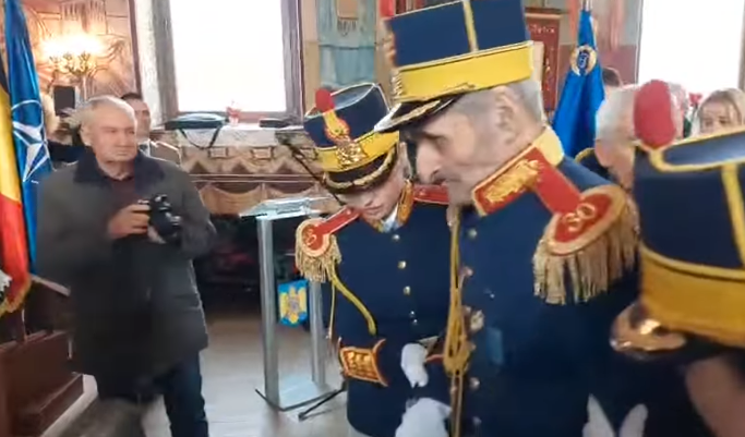 (VIDEO) Ultimul veteran din garda Regelui Mihai, sărbătorit cu onoruri