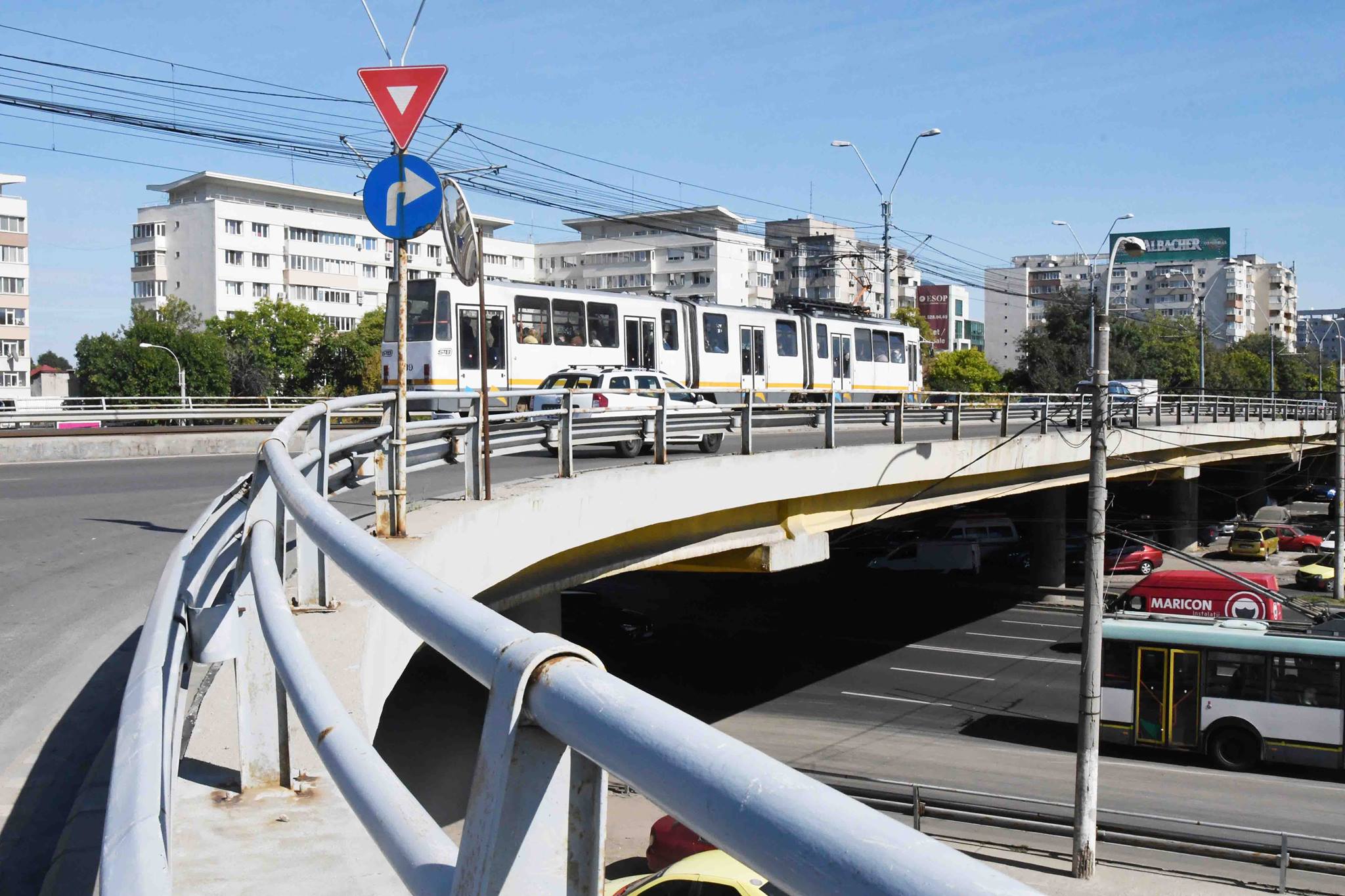 Au găurit o conductă pe Podul Grant