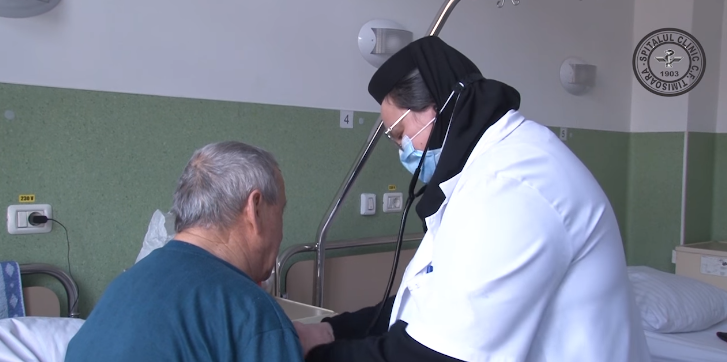 Poveste de viață inedită: este și medic, și măicuță