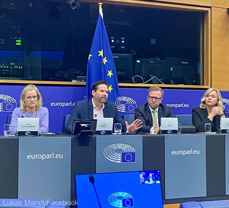 Eurodeputat austriac, luat la întrebări în Parlamentul European