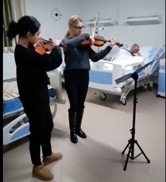 Concert în salonul de spital