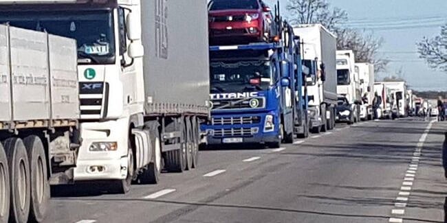 Coadă de TIR-uri pe zeci de kilometri spre Siret