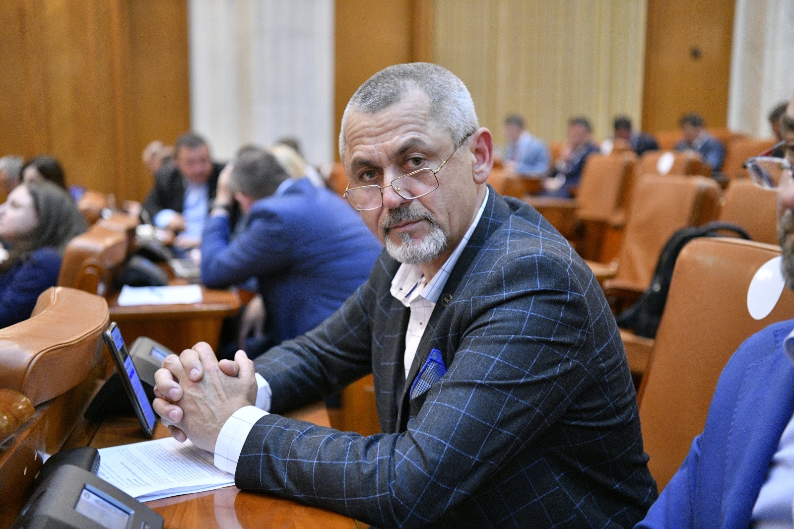 Deputatul exclus din AUR pentru violență vrea să rămână parlamentar