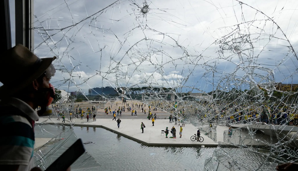 Instituții luate cu asalt în Brazilia