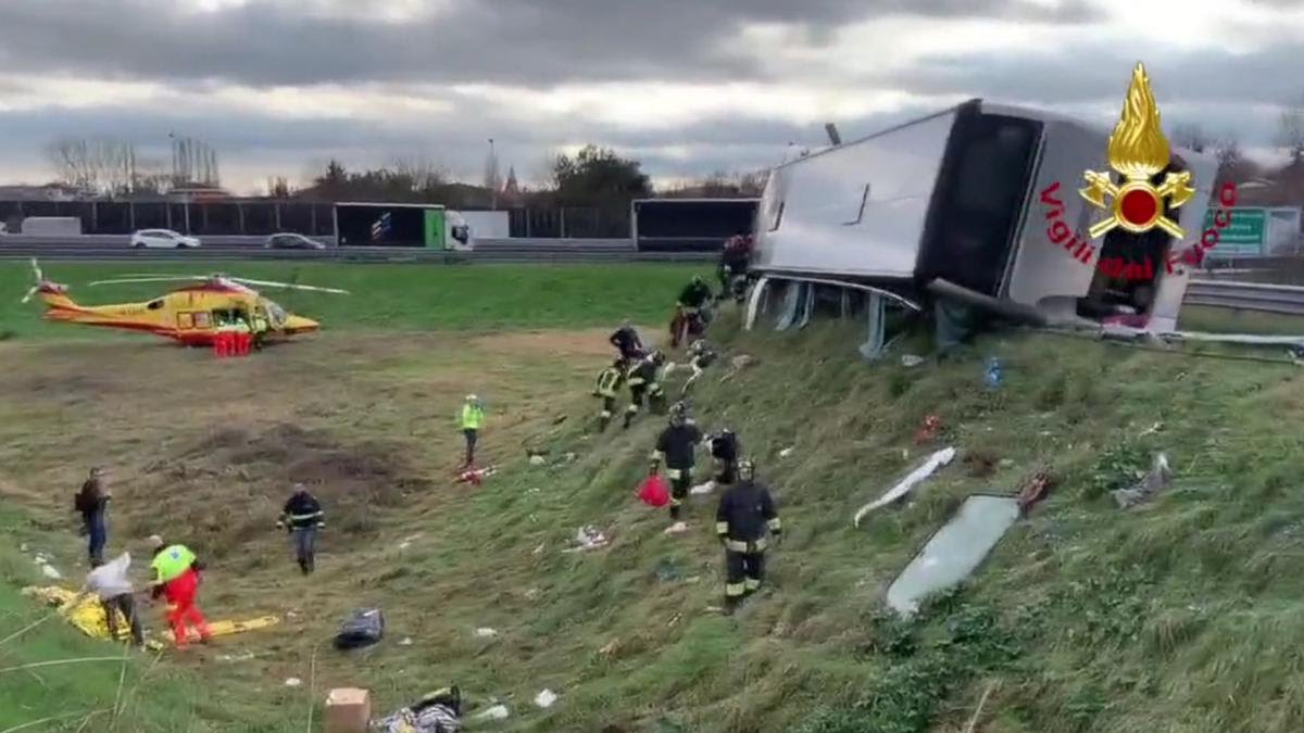 (VIDEO) Autocar cu români, răsturnat pe o ṣosea din Italia