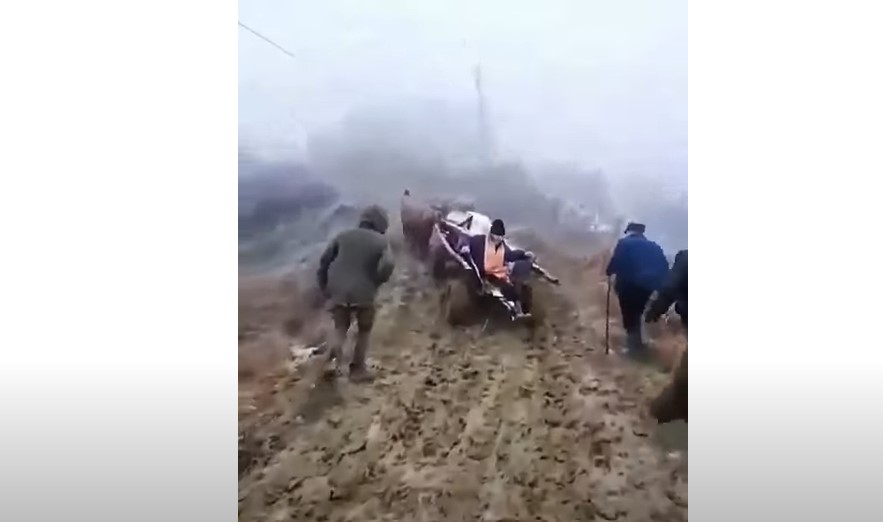 Înmormântarea dintre noroaie și reacția primarului