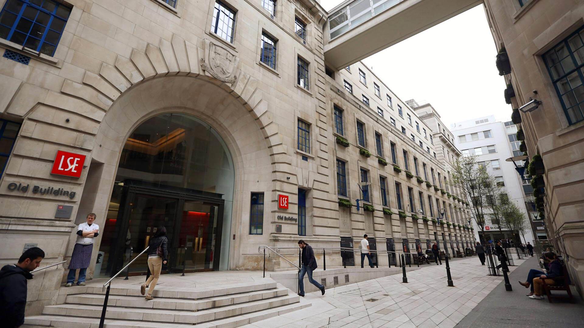LSE: Termenii creștini eliminați din calendarul academic