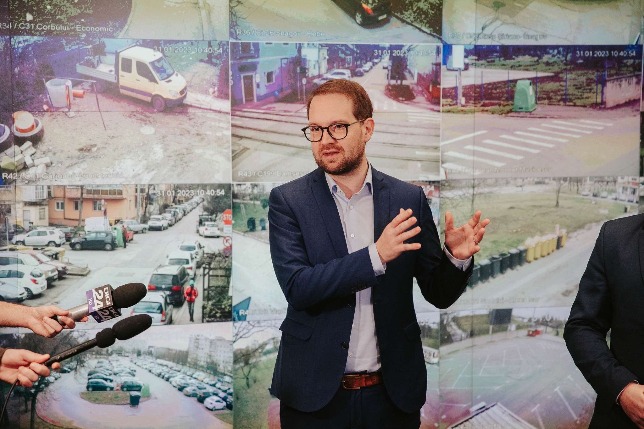 La curtea preacinstitului Dominic Fritz. „Comparaţi şi decideţi singuri”