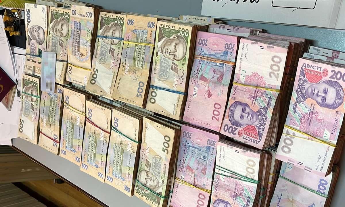 Peste 4 mil. grivne, găsite de vameșii români