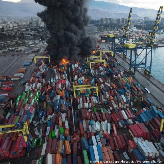 (VIDEO) Incendiu de proporții într-un port turcesc