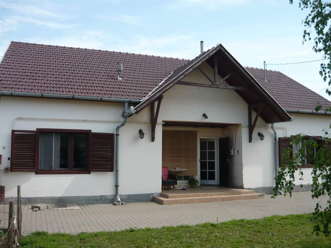 Casele din Ungaria și din România