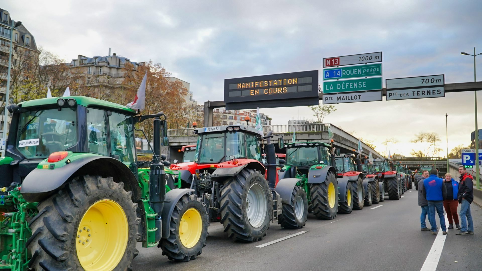 (VIDEO) Parisul, blocat de tractoare
