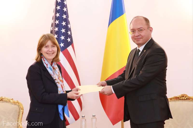 (FOTO) Noua ambasadoare americană a sosit la București