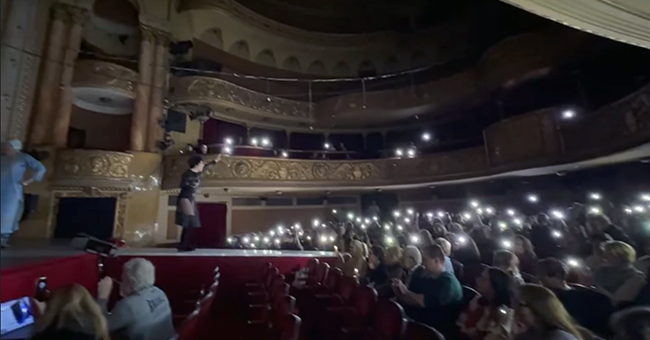 (VIDEO) Spectacol jucat la lumina telefoanelor pe scena TNT