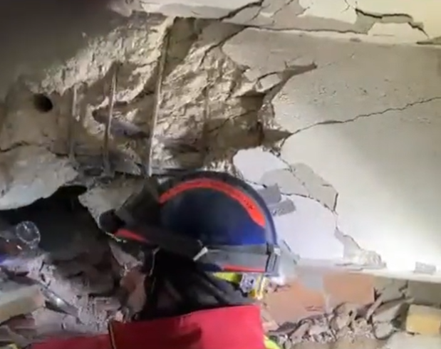 (VIDEO) Miracol! Cel puţin şapte copii au fost salvaţi vineri