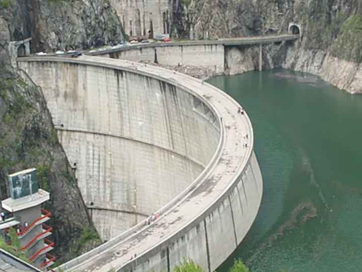 Deversare la Vidraru. „Nu vă apropiați de albia râului Argeș!“