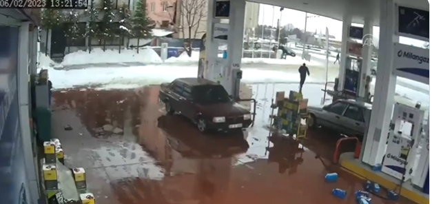 (VIDEO) Imagini noi: Cutremurul din Turcia, surprins într-o benzinărie