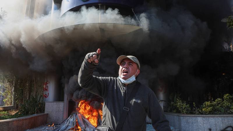 Disperare în Liban: Protestatarii au vandalizat băncile
