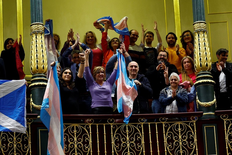 Spania permite schimbarea genului de la 16 ani