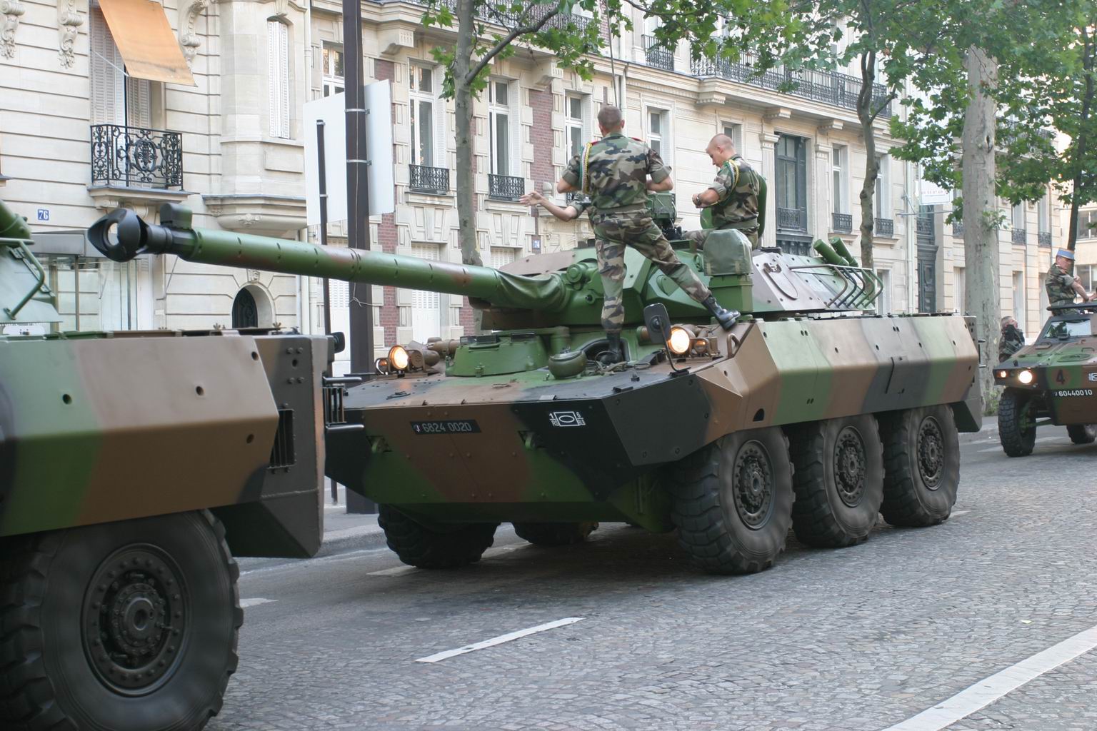 Franța trimite Ucrainei primele tancuri uşoare AMX-10