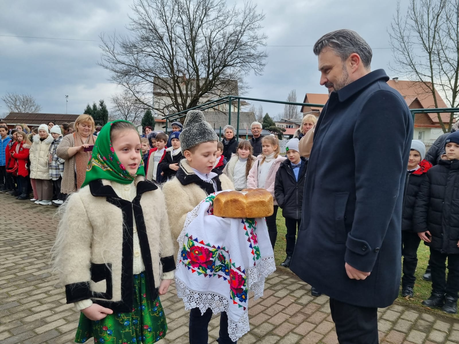 S-a dus un om al Guvernului la românii din Ucraina. Concluzia?!