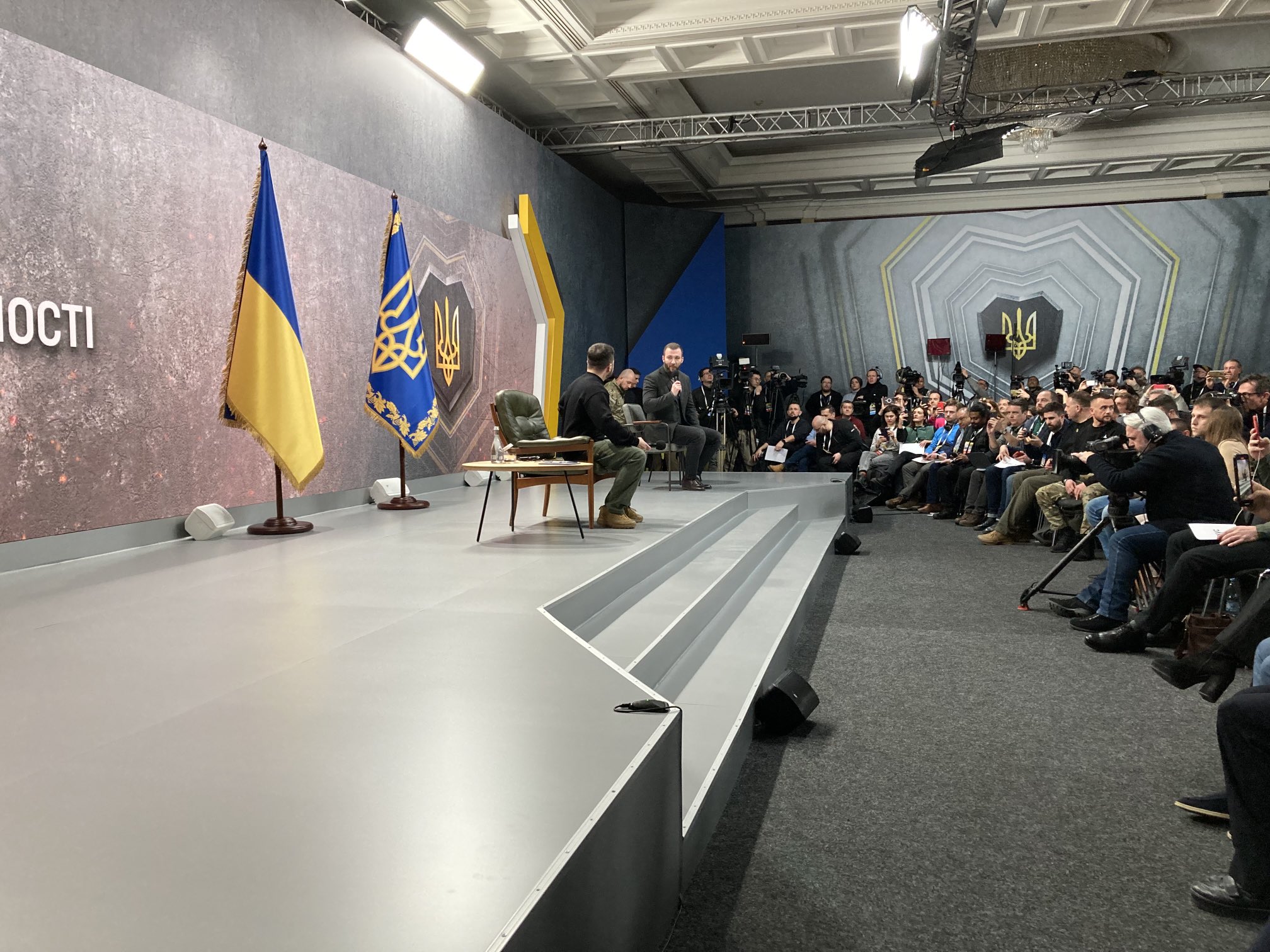 (VIDEO) Zelenski s-a pus pe plâns