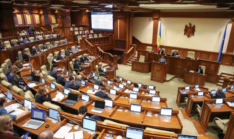 (VIDEO) R. Moldova: Îmbrânceli în Parlament de la limba română