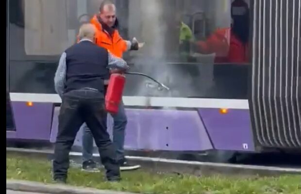 Un tramvai nou turcesc a luat foc în Timișoara