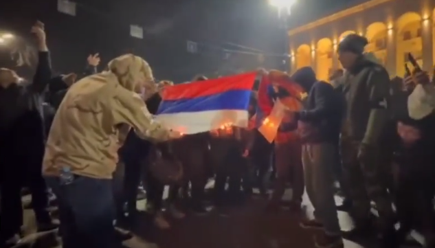 (VIDEO) Au dat foc steagului Rusiei