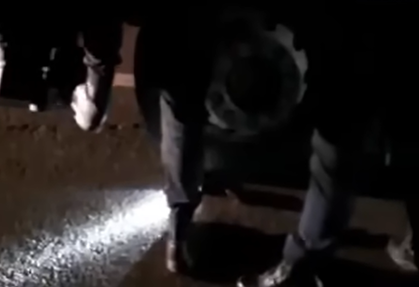 (VIDEO) Un bețiv din Ucraina, pericol pe un drum din Bacău