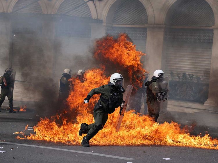 Grecia: Ciocniri violente între manifestanţi și poliţie