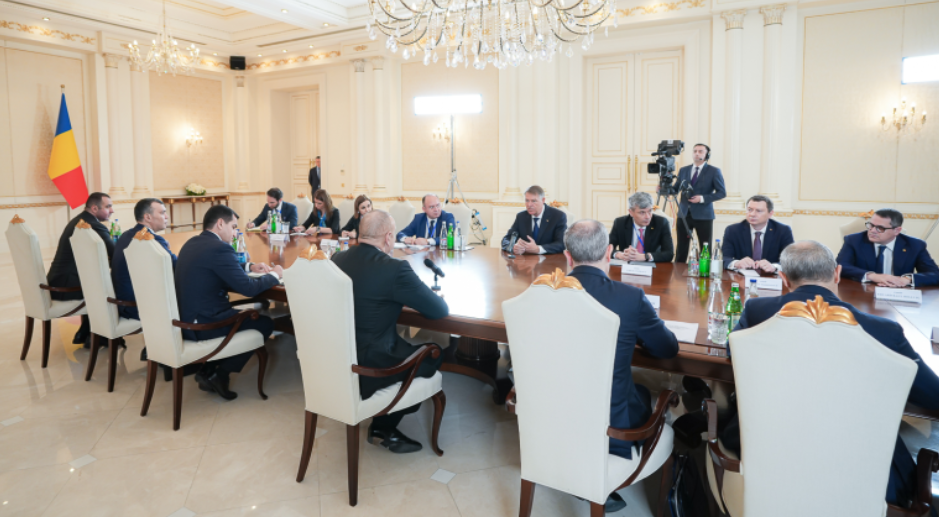 I-au dat de gol: Directorul SRI a mers cu Klaus Iohannis în străinătate