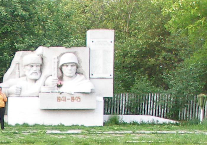 (FOTO) Încă un monument sovietic dărâmat în Ucraina