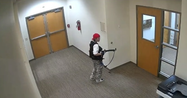 Criminala transgender a cumpărat legal șapte arme