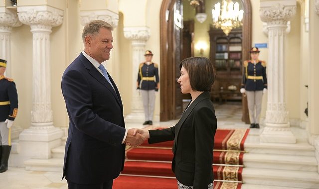 Iohannis în vizită la Maia Sandu, care anunțase că are COVID