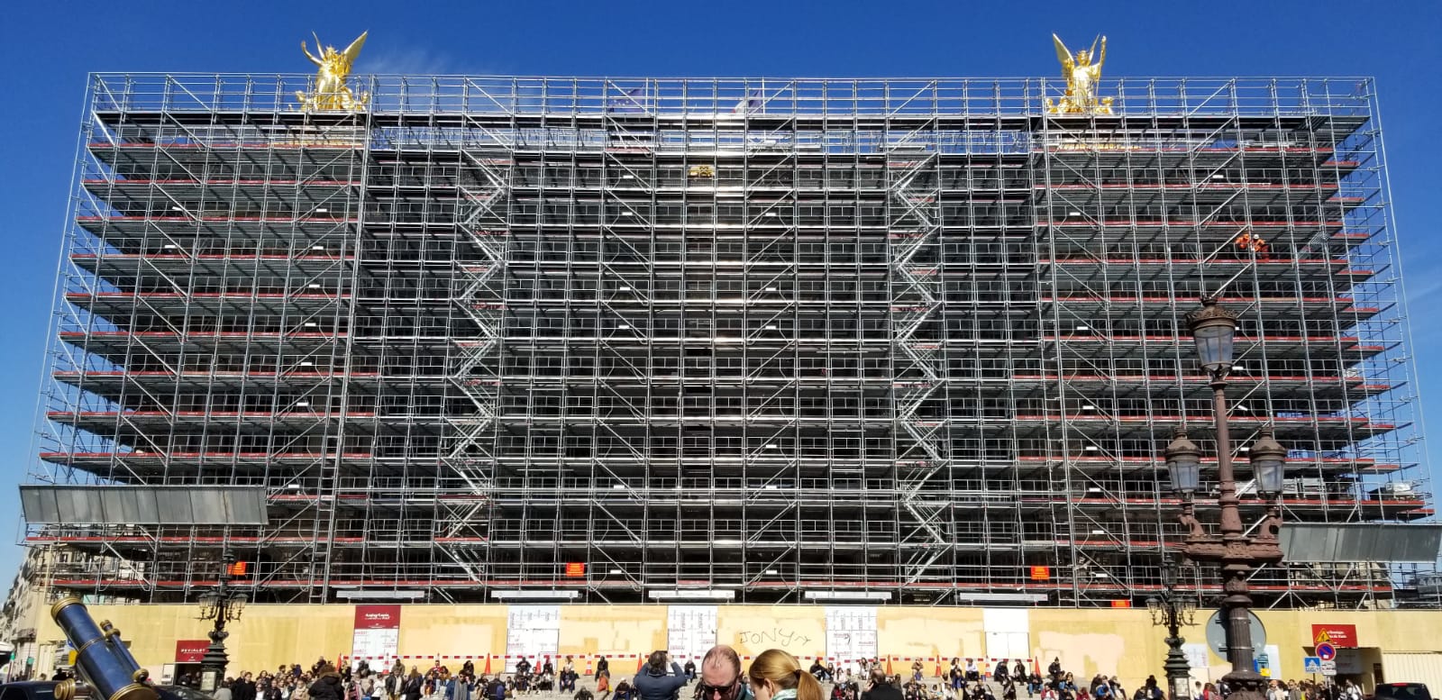 Parisul, între greve și restaurări