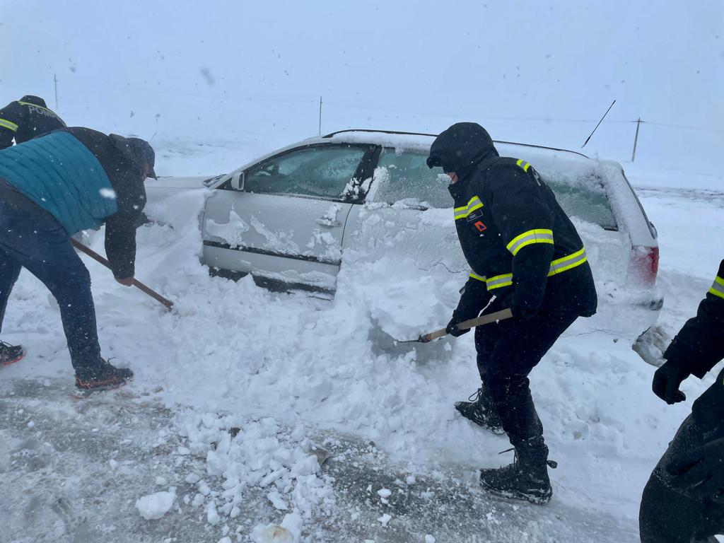 Sute de oameni salvați din nămeți