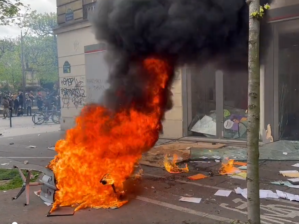 (VIDEO) Francezii au dat iar foc