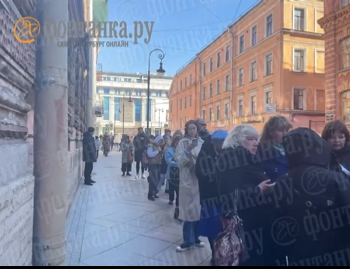 (VIDEO) Coadă uriașă la Sankt Petersburg