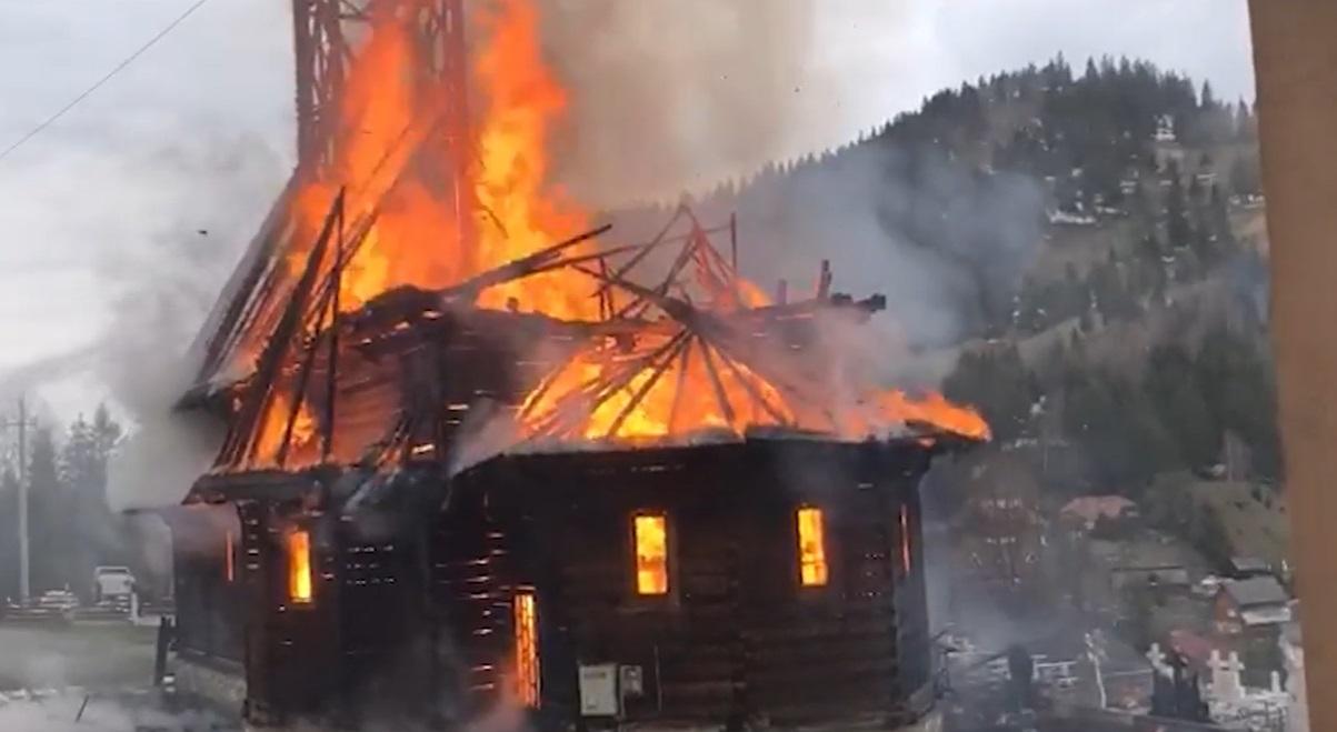 (VIDEO) Biserica de lemn din Borşa a ars în totalitate