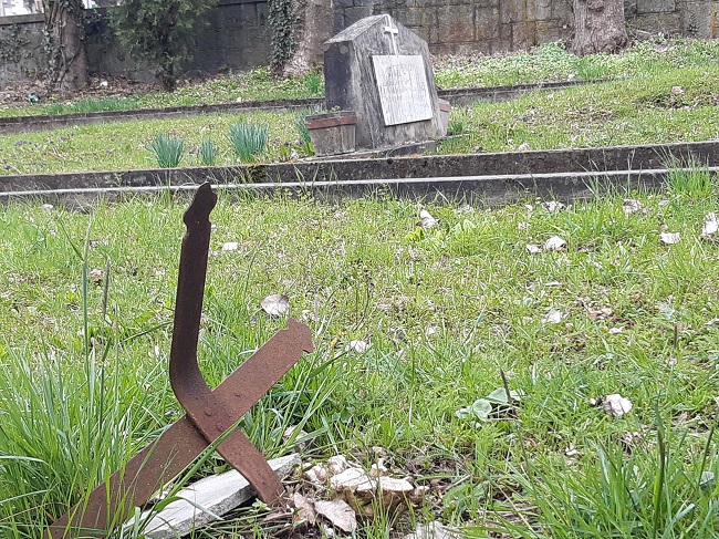 Despre ero(r)i şi morminte