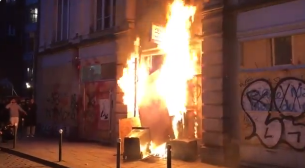 (VIDEO) Noi imagini cu francezii furioși, după decizia Consiliului Constituțional