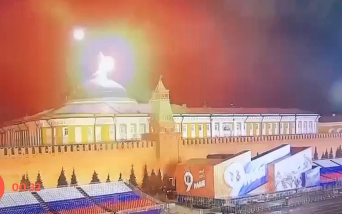 Semne de întrebare: „Laşi drona să ajungă chiar deasupra Kremlinului?” 