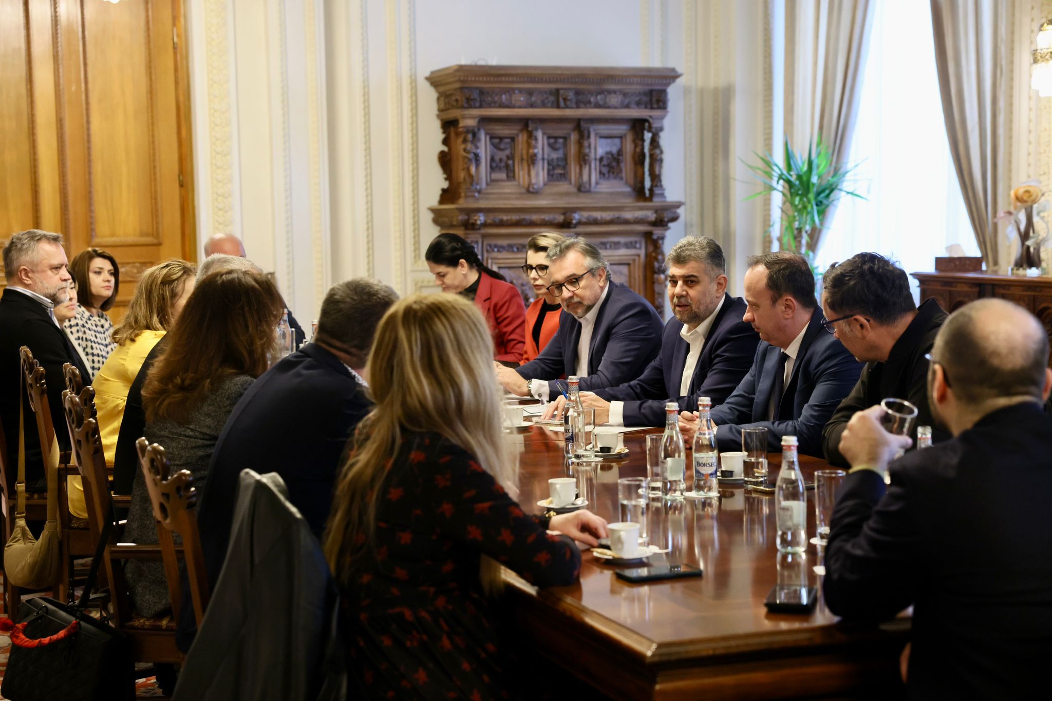 Ciolacu promite în stânga și în dreapta