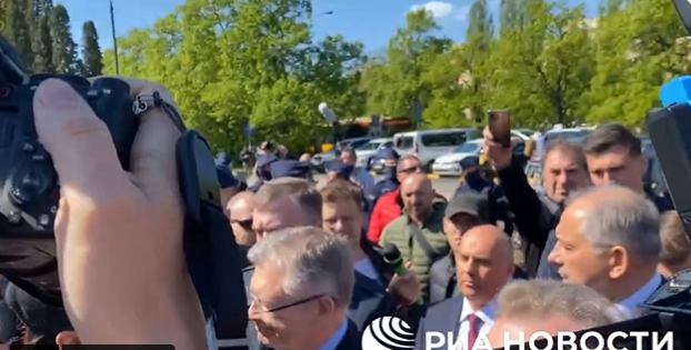 (VIDEO) Ambasadorul rus, alungat când depunea o coroană de flori