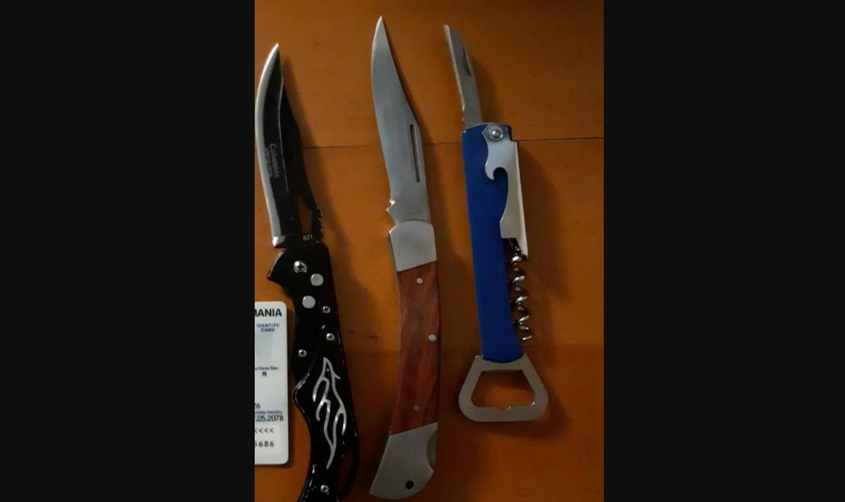 Nu e banc: Revoluționari au venit cu arme albe la Parlament