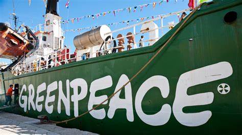 Rusia a declarat ONG-ul ecologist Greenpeace „indezirabil”