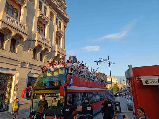 (VIDEO) Jucătorii lui Hagi, sărbătoriți în stradă