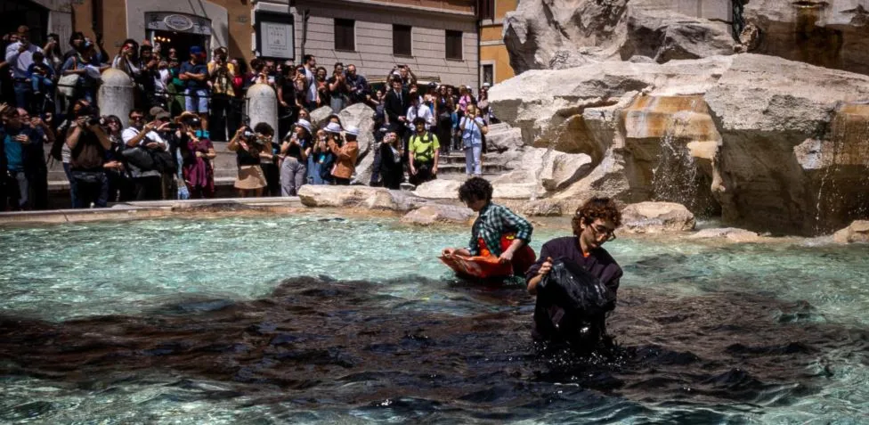 „Țara noastră moare”. Apa Fântânii Trevi din Roma a devenit neagră