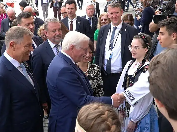 (VIDEO) Elevi chemați de acasă pentru vizita lui Iohannis și Steinmeier